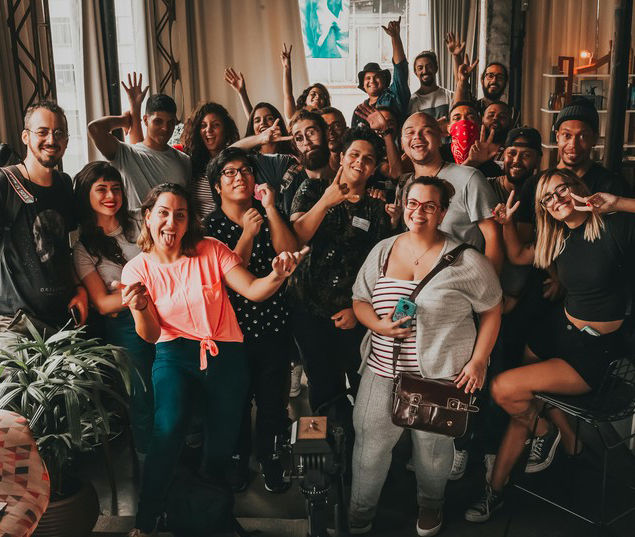 Equipe de profissionais e especialistas da Agência Oroborí reunidos, planejando estratégias de marketing corporativo e projetos de impacto cultural.